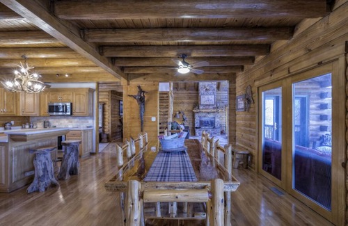 Eagle Rock Cabin | Ozark log cabin near Eureka Springs | Sleeps 32 | 4 boat slips | NO cleaning fee