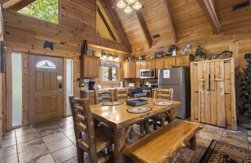 Branson Cedars Cabin | Ozark Preserve Premium Log Cabin HotTub Firepit Car Charger Free Tickets Near Thunder Ridge
