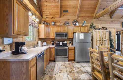 Branson Cedars Cabin | Ozark Preserve Premium Log Cabin HotTub Firepit Car Charger Free Tickets Near Thunder Ridge