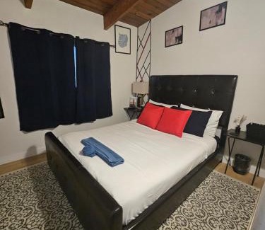 Jasper Place House | P&N Suites - DELUXE QUEEN ROOM- LONDON