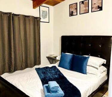 Jasper Place House | P&N Suites - DELUXE QUEEN ROOM- LONDON