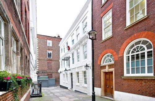 Temple Apartment | P4E Double Room Private Shower Wifi Air Con