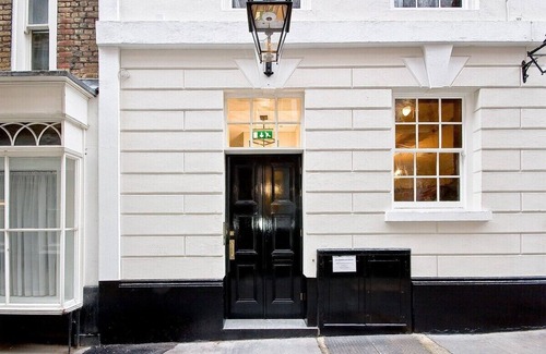 Temple Apartment | P4E Double Room Private Shower Wifi Air Con