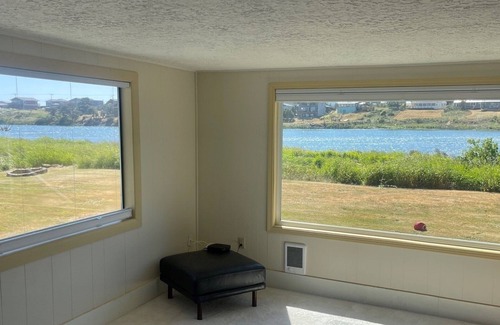 Pacific City House | Pacific City Bungalow right on Nestucca River