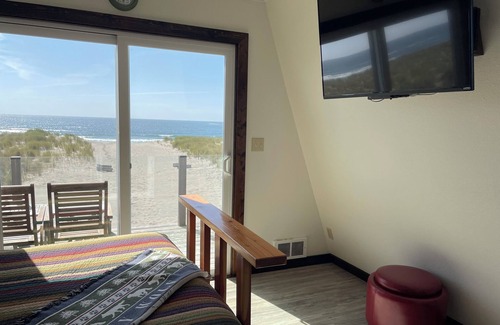 Oregon Coast House | Pacific City Oceanfront Home. Steps to the beach. Charming 2 bedroom 2 bathroom