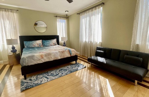 Calabasas House | Pacific Dreams West Hills. 6 BR 3 BA. Sleeps 10-12