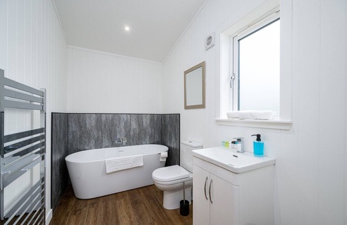 Perth Cottage | PADDOCK LODGES| DELUXE 3 BED CHALET