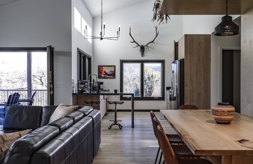 Cornville House | Page Springs wine harvest haven - creek colors, cedar hot tub stars, secret bookshelf, pure autumn