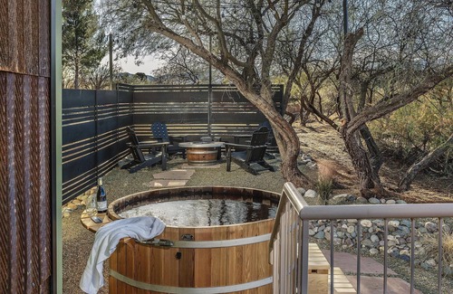 Cornville House | Page Springs wine harvest haven - creek colors, cedar hot tub stars, secret bookshelf, pure autumn