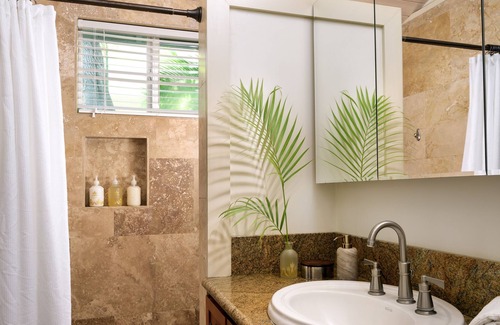 Paia Hotel | Paia Inn - 1 Bedroom King Suite - Garden View