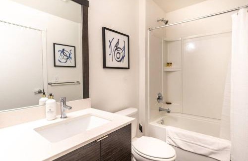 New Tacoma Apartment | Paid Garage Parking- King Bed-balcony Wd 55" Tv