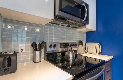 Hilltop Apartment | Paid Garage Parking- King Bed-Balcony W/D 55" TV