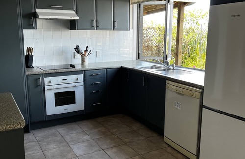 Haruru House | Paihia Sea views, 3 minutes drive to Paihia, 3 bed home