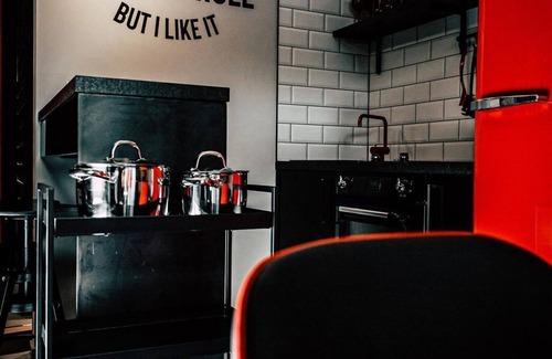 Soell Apartment | PAINT IT BLACK start me up - Boutique Apartments OLD SCHOOL
