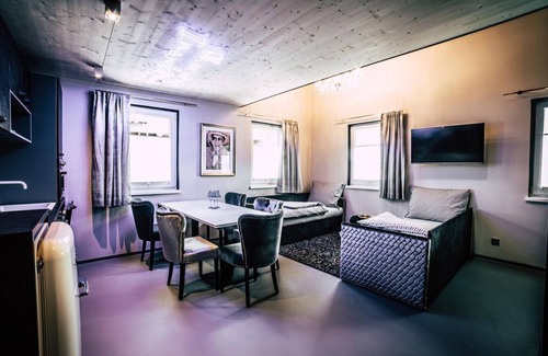 Soell Apartment | PAINT IT BLACK start me up - Boutique Apartments OLD SCHOOL