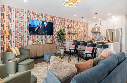 Katie Hill Neighborhood Cottage | Painted Note - Rooftop Hot Tub - Mins to Broadway