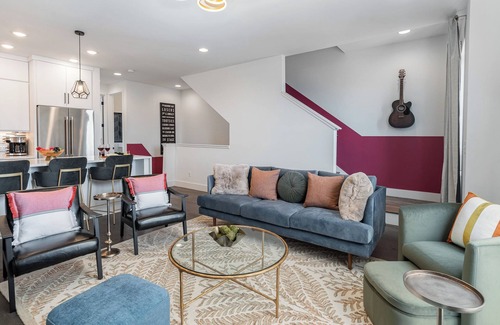 Katie Hill Neighborhood Cottage | Painted Note - Rooftop Hot Tub - Mins to Broadway