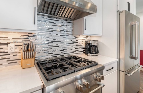 Katie Hill Neighborhood Cottage | Painted Note - Rooftop Hot Tub - Mins to Broadway