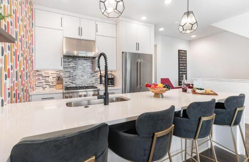 Katie Hill Neighborhood House | Painted Note - Rooftop Hot Tub - Mins to Broadway