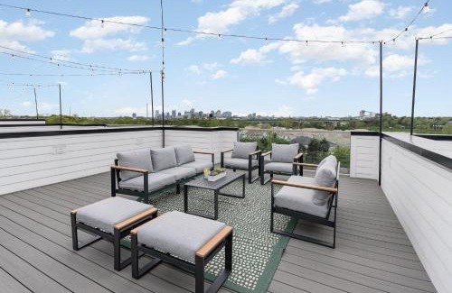Katie Hill Neighborhood House | Painted Note - Rooftop Hot Tub - Mins to Broadway