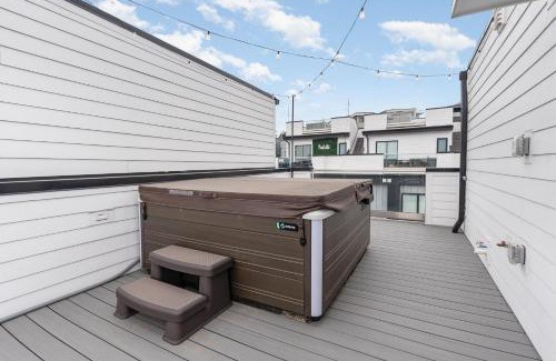 Katie Hill Neighborhood House | Painted Note - Rooftop Hot Tub - Mins to Broadway
