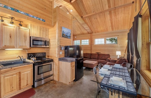 Leavenworth Cabin | Painted Pony Cabin-Hot Tub, Wi-Fi, Grill, Firepit