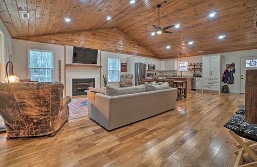 Tiger House | ‘Painted Skies’ Upscale Getaway By Lake Burton!