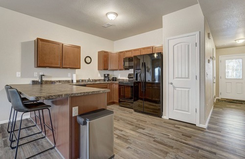 Southeast Colorado Springs House | Painted Sky Corporate Oasis-Mountain View-King Bed