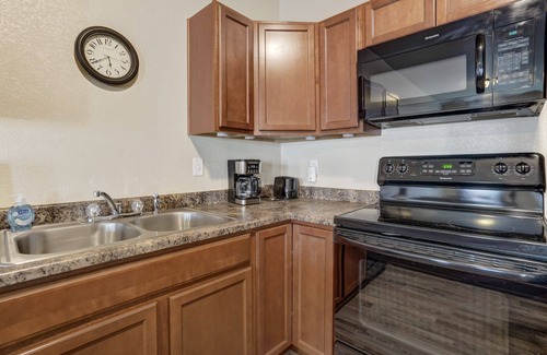 Southeast Colorado Springs House | Painted Sky Corporate Oasis-Mountain View-King Bed