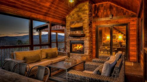 Mineral Bluff House | Painted Sunset Lodge
