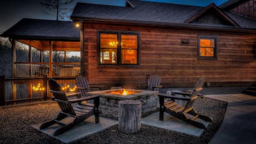 Mineral Bluff House | Painted Sunset Lodge