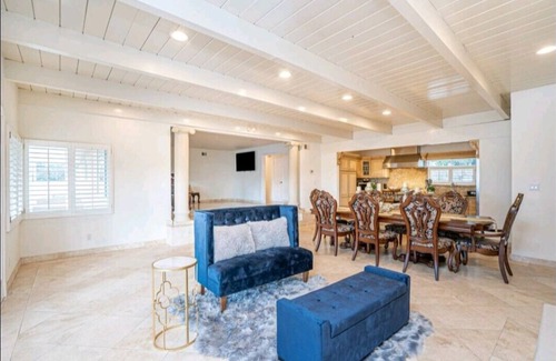 Lincoln Acres House | Palace/3000 sq ft/9 beds/centrally located to all of SD attractions