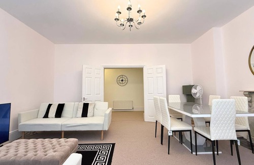 Westminster Apartment | Palacial 3 Super King Bedrooms