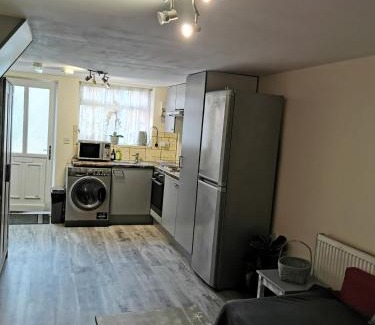 Edmonton Apartment | Palaz 1 - 2 Bedroom Garden Flat