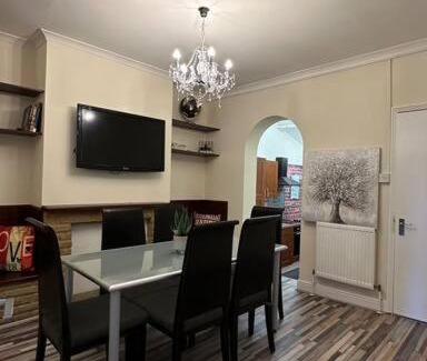Edmonton House | Palaz 7 - 5 bedroom house