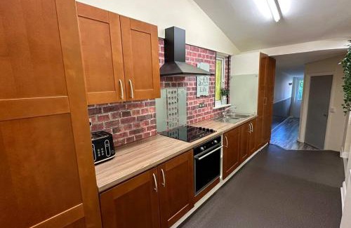 Edmonton House | Palaz 7 - 5 bedroom house