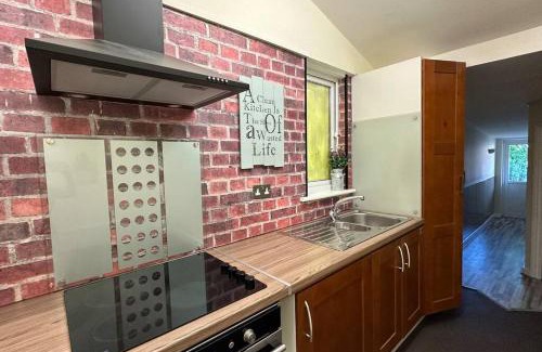 Edmonton House | Palaz 7 - 5 bedroom house