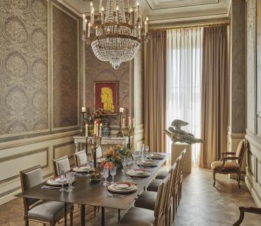 Santa Maria Novella Apartment | Palazzo Angelica 3BR Luxury Apt sul Lungarno