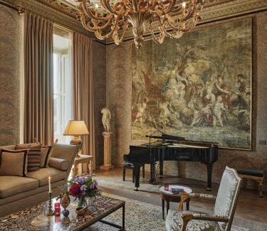 Santa Maria Novella Apartment | Palazzo Angelica 3BR Luxury Apt sul Lungarno