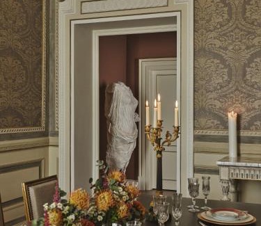 Santa Maria Novella Apartment | Palazzo Angelica 3BR Luxury Apt sul Lungarno