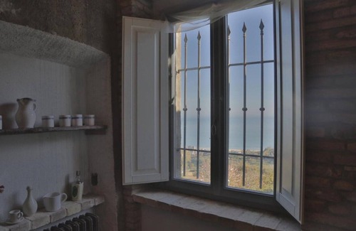 Montepagano Apartment | Palazzo Antico nella piazza di Montepagano Apartment with Sea View