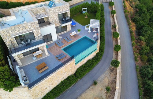 Kissamos Villa | Paleokastro Luxe Villa - Jacuzzi - HeatedPrivate Pool