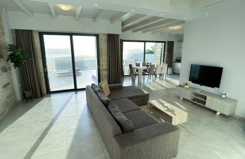 Kissamos Villa | Paleokastro Luxe Villa - Jacuzzi - HeatedPrivate Pool