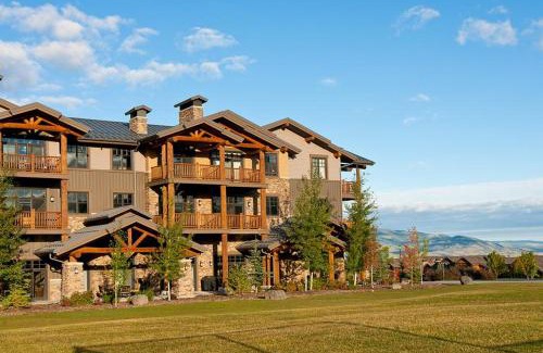 Victor House | Palisades Lodge Suite 207