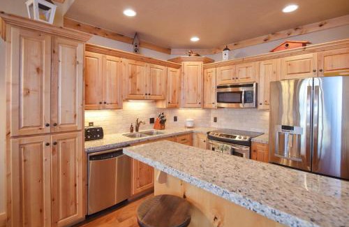 Victor House | Palisades Lodge Suite 207