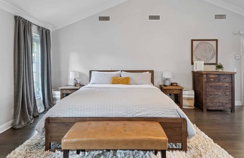 Lake Balboa Villa | *Palm-Adorned LA Retreat: Luxury Meets Family Fun*
