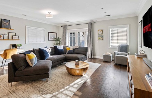 Lake Balboa Villa | *Palm-Adorned LA Retreat: Luxury Meets Family Fun*