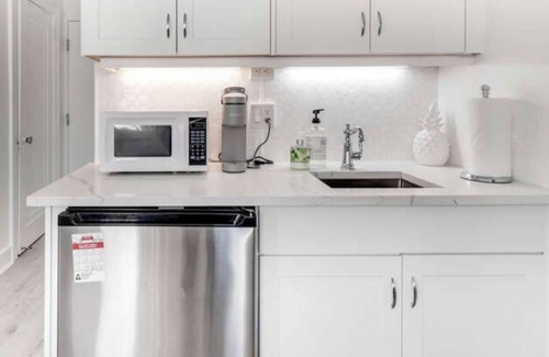 Palm Beach - West Palm Beach Apartment | Palm Beach Chic Studio-kitchenette,pool,AC,fast WiFi,free parking,walk to beach