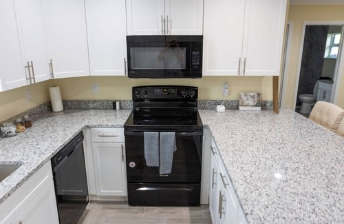 Progressive Northwest House | Palm Beach Cottage near downtown, beaches, & malls