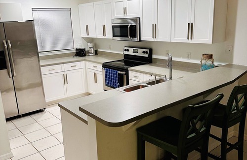 San Carlos Park House | 🌴Palm Breezes Vacation- pool, close to beaches, shopping, restaurants dogs ok!